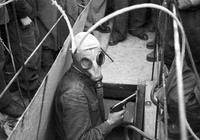 1956. Forradalmár gázálarcban megy le az épülő metróalagútba, ÁVO-sok után kutatva.